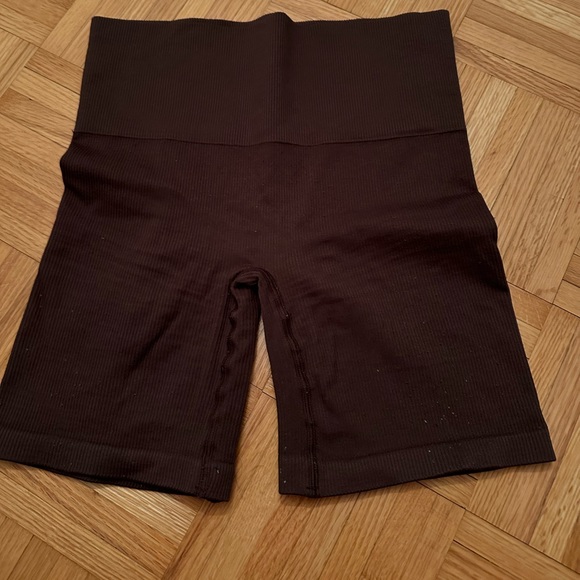 Chocolate, brown aritzia biker shorts - Picture 2 of 2